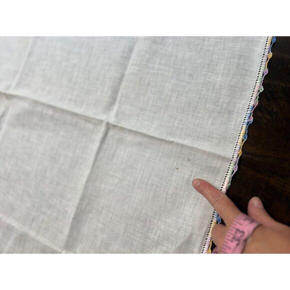 Vintage Embroidered Linen small Tablecloth With Floral Basket Design - Picture 3 of 5